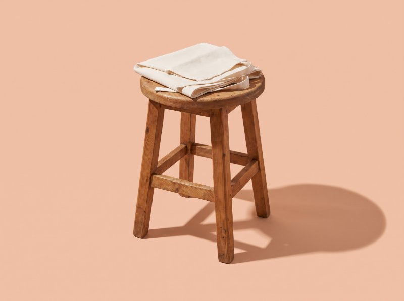 Un tablier plié sur un tabouret vide